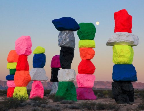 L’artista Ugo Rondinone con “Seven Magic Mountains” porta il colore nel cuore del deserto